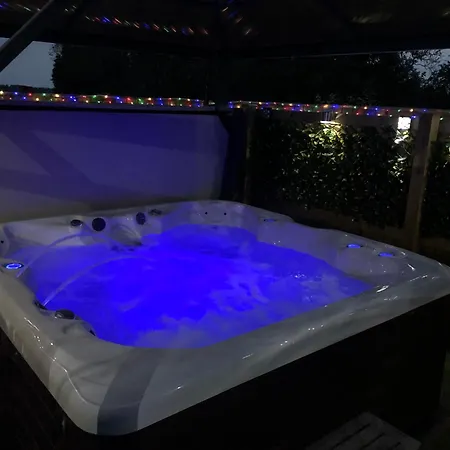 Spacious Lodge With Hot Tub Upton  Exterior photo