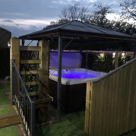 Spacious Lodge With Hot Tub Upton  Exterior photo