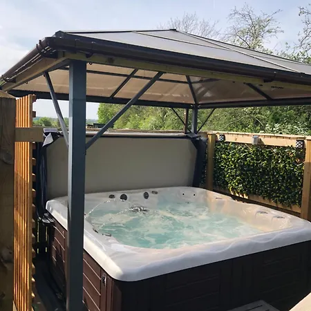 Spacious Lodge With Hot Tub Upton  Exterior photo