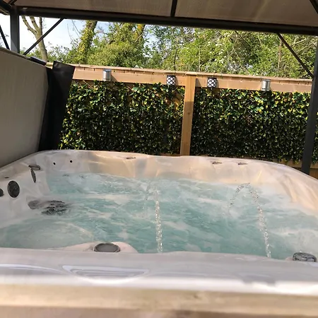 Spacious Lodge With Hot Tub Upton  Exterior photo