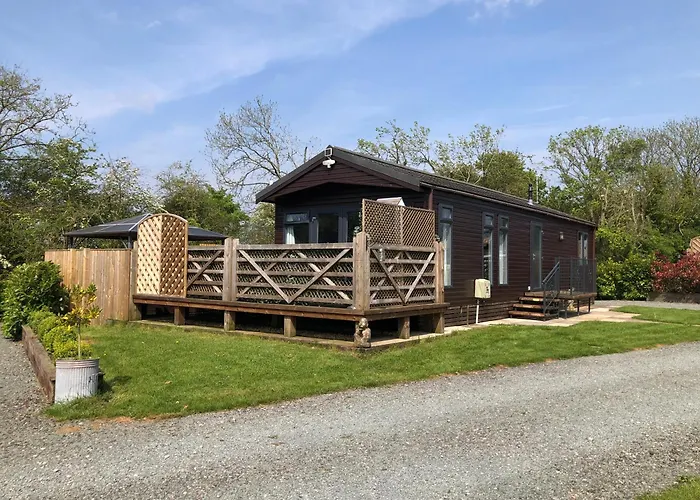 Spacious Lodge With Hot Tub