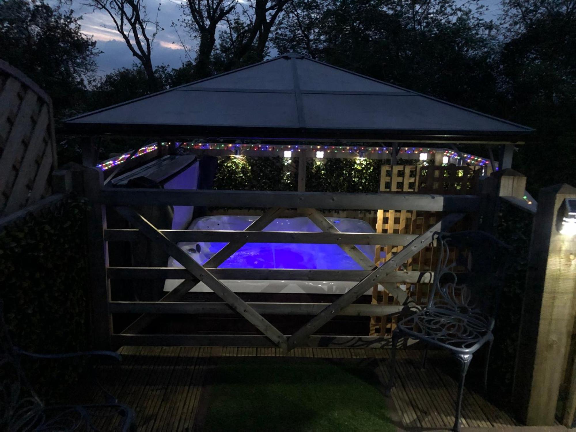 Spacious With Hot Tub * Upton (Lincolnshire)