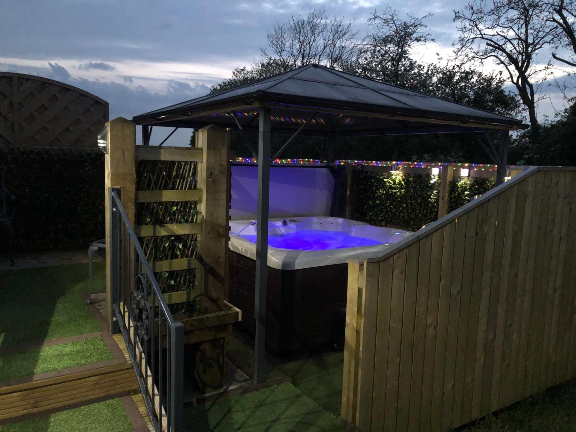 Spacious With Hot Tub *