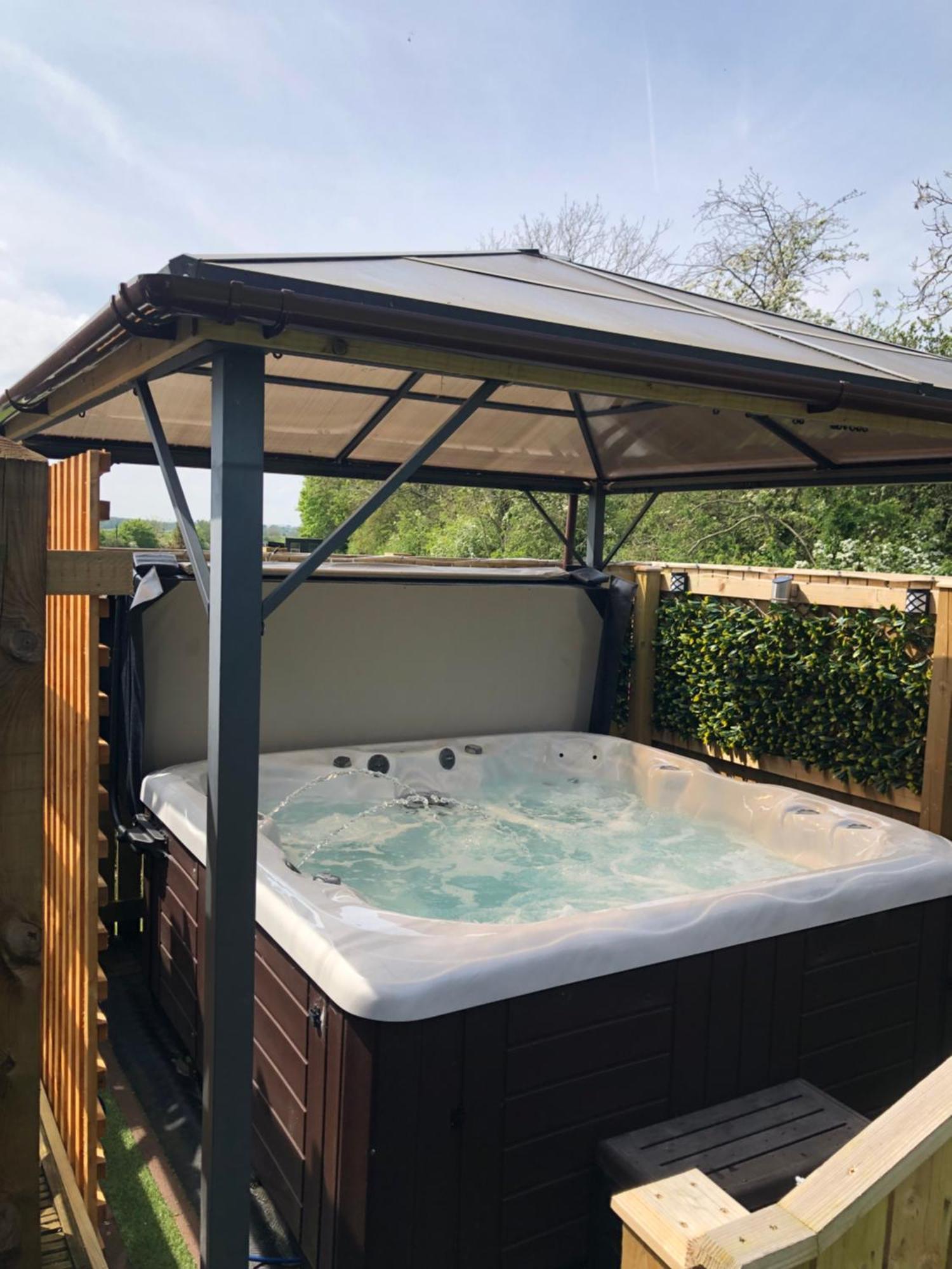 Spacious With Hot Tub